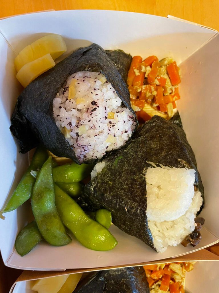 Bento Box mit Reisbällchen