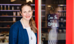 Teerausch Eingang mit Besitzerin