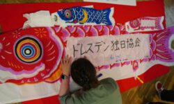 Koinobori Fliegende Koikarpfen-Fahne für die DJG Dresden