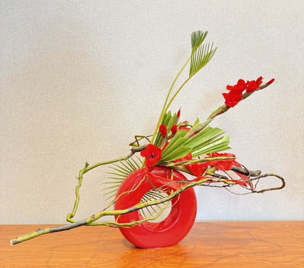 Ikebana-Gesteck mit rotem Gefäß