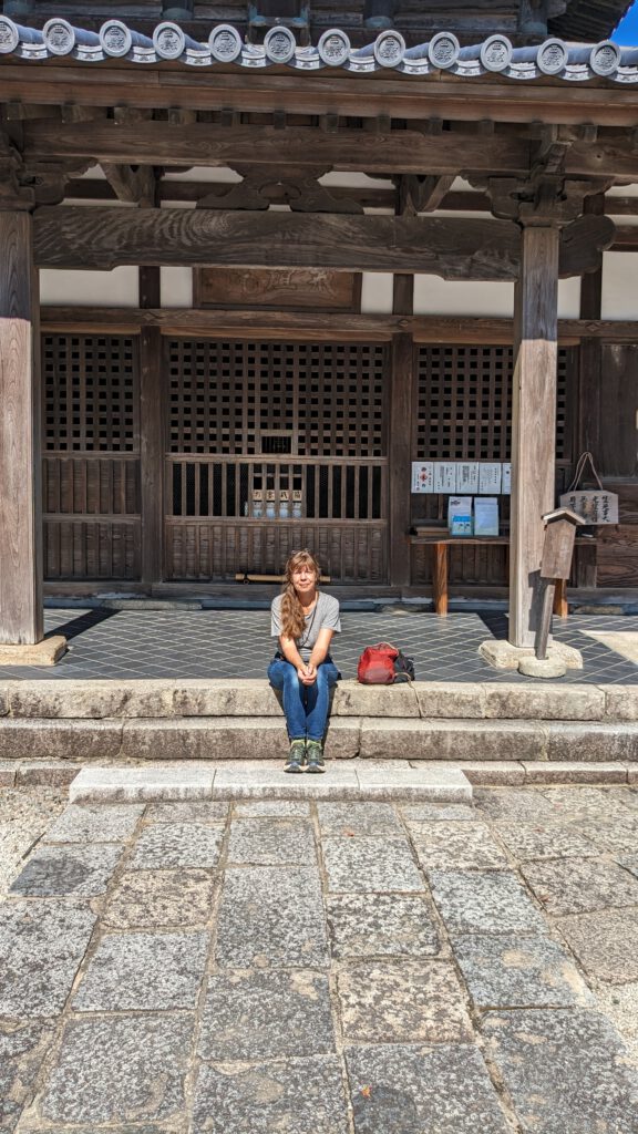 Person vor eine Tempel sitzend